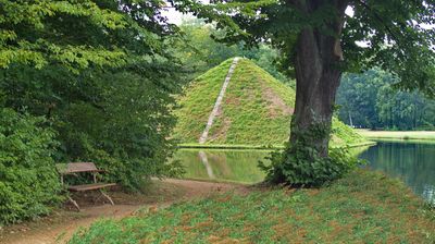 Wir nähern uns der Seepyraminde; eine kleine Anspielung auf die Grabmonumente der ägyptischen Pharaonen, aber geringfügig kleiner ...