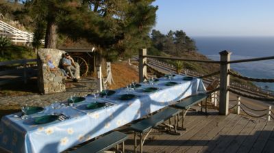 Gleich gibt es leckeres Abendessen hoch über dem Pazifik aus der liebevoll betrieben Valhalla-Küche – natürlich mit Ocean View