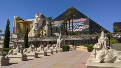 Das Luxor, eine Hotel-Casino-Pyramide ist innen hohl; die Zimmer befinden sich in den Außenwänden. Unbedingt anschauen