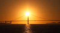 Kurz vor ihrem Untergang tanzt die Sonne über die Golden Gate Brücke