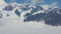 Im Anflug auf das riesige Gletscherfeld, das uns als 'Flughafen' dient