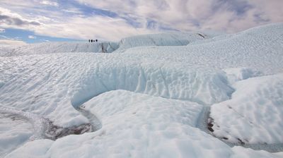 Eine unwirkliche und bizarre Eislandschaft mit eigenen Flüsschen und Seen