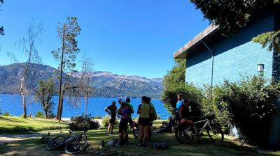 Ankunft in Villa Traful - erst mal ein Bier mit Blick auf den See