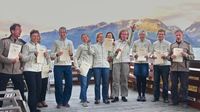 Das Abschieds-Gruppenfoto mit den Zertifikaten und den neuen Alaska-Jacken
