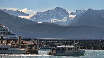 Der kleine Hafen von Seward vor Traumkulisse