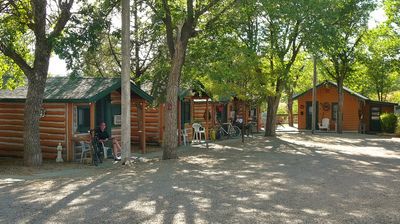 Heute schlafen wir in diesen gemütliche Holz-Cabins in Hot Springs