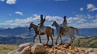 Vereinzelte Apachen reiten über den Dead Indian Pass