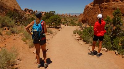 Wir wandern durch eine spannende Landschaft ...