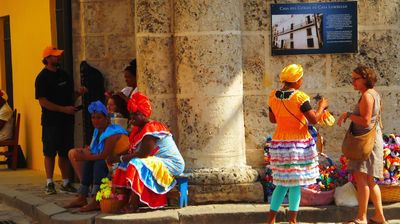 Frauen in kubanischer Tracht - bunt wie das Land selbst