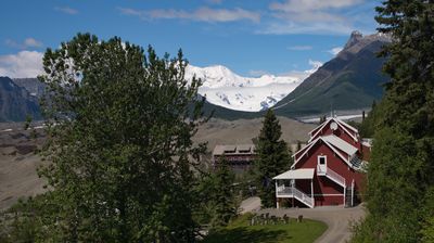 Unsere Traumunterkunft in Traumlage; im Hintergrund der knapp 5000 m hohe Mt Blackburn.