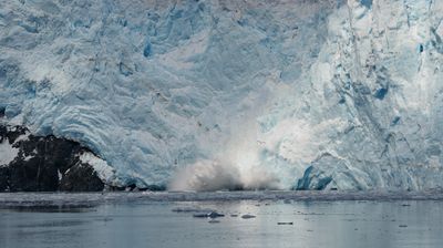 Ab und zu brechen mächtige Eisblöcke ab