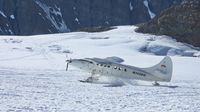 Die sanfte Landung auf dem ewigen Eis ist natürlich kein Problem für unsere routinierten Piloten. Aber leider ist es wettertechnisch oft nicht möglich, tatsächlich auch zu landen. Das wäre dann das große Glücks-Sahnehäubchen an diesem schönen Tag