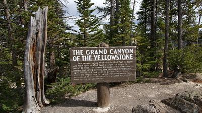 Der gewaltige Grand Canyon des Yellowstone liegt in seiner ganzen Schönheit vor uns.