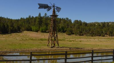 ... vorbei an einer alten Wasserpumpe ...