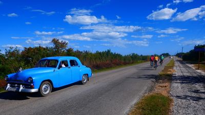 ... und zwischendurch immer mal wieder ein farbenfroher Oldtimer.