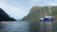 Unser feines Schiff hat die ersten Kayaker zu Wasser gelassen