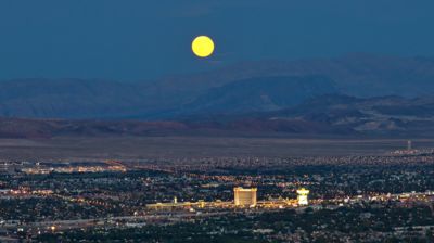 Vollmond über Las Vegas, im Hintergrund Wüste und Berge. Keine Fotomontage oder dergleichen.