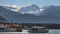 Der kleine Hafen von Seward vor Traumkulisse