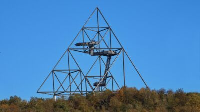 Und es geht weiter mit der Kunst – der berühmte Tetraeder steht in voller Schönheit vor und über uns