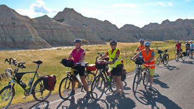 Eine Gruppe RadlerInnen bestaunt die Dickhornschafe