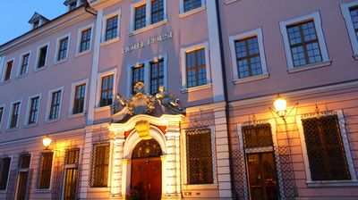 Blick auf unser Hotel im Abendlicht ...