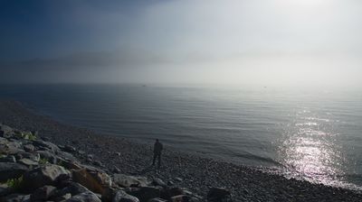 Die Küstenwanderung führt streckenweise direkt am Wasser entlang