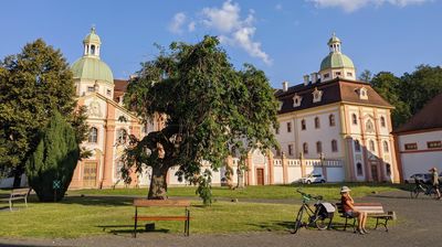 Wenige Kilometer weiter liegt das sehr fotogene Kloster Marienthal – wir dürfen mitten durch radeln