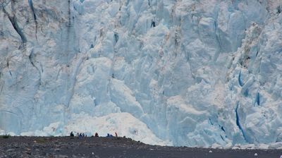 Winzig sind die kleinen Menschlein vor der gigantischen Eiswand