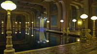 Natürlich gibt es auch einen opulenten Indoor-Pool, mit Blattgoldfliesen
