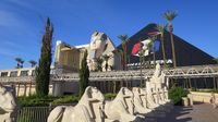 Die Themen-Casinos mit Hotelbetrieb gehören zu den vielen Attraktionen von Las Vegas. Hier die Pyramide bei Tag