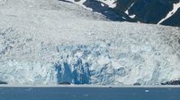 Hier geht es nicht mehr weiter: Der mächtige Aialik Gletscher riegelt das Tal ab. Im Größenvergleich sieht unser Schwesterboot winzig aus ...