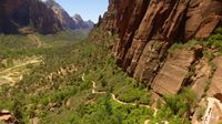 Blick auf den Wanderweg hoch zu Angels Landing ...