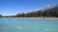 Unsere Unterkunft liegt direkt am Athabasca Fluss.