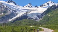 Wir genießen die einsame Radelstrecke durch die Chugach Mountains