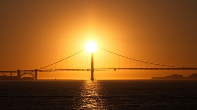 Kurz vor ihrem Untergang tanzt die Sonne über die Golden Gate Brücke
