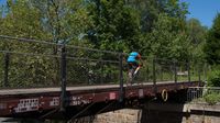 Diese Radlerbrücke besteht aus einem alten Eisenbahnwaggon.