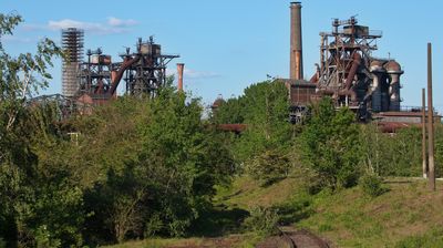 Die Hochöfen stehen wie stille, eiserne Denkmäler einer längst vergangenen Epoche da