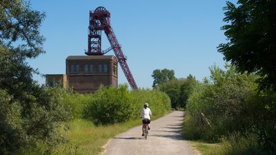 Unterwegs begegnen uns immer wieder die markanten Relikte der Kohleförderung.