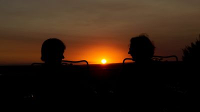 Wir bleiben in der milden Abendluft draußen sitzen, bis die Sonne untergeht