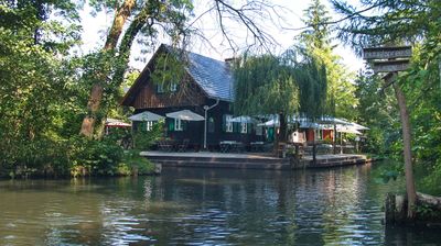 Im Spreewald sind viele Verkehrswege nur mit einem Wasserfahrzeug zu bewältigen