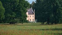 Versteckt in der opulenten Landschaft lugen die herrschaftlichen Gebäude durch das üppige Grün