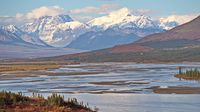 Gleich überqueren wir den gewaltigen Susitna River vor eindrucksvoller Bergkulisse