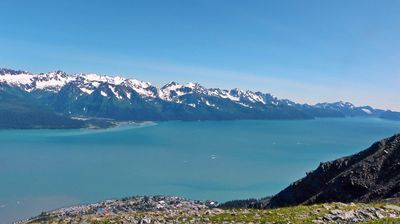 Der Blick von unserem 'Hausberg' Marathon Mountain ist grandios (Seward liegt tief unter uns)