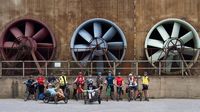 Die riesigen Propeller der alten Kühlanlage drehen sich noch heute manchmal im Wind.