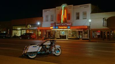 Abends könnte man noch mit der Harley zu den örtllichen Lichtspielen fahren und sich einen Western anschauen