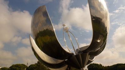 Die gewaltige stählerne Blume Floralis Genérica ist eines der jüngsten Wahrzeichen von Buenos Aires ...