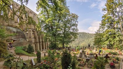 Es hat sogar einen eigenen Friedhof neben der Kirche