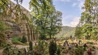 Es hat sogar einen eigenen Friedhof neben der Kirche