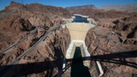 Der Hoover Dam, von der entsprechenden Aussichtsplattform aus gesehen.