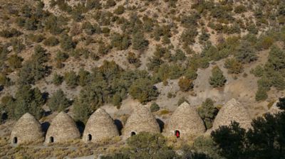 Bevor wir zu unserer Wanderung starten, besichtigen wir die noch perfekt erhaltenen Wildrose Charcoal Kilns